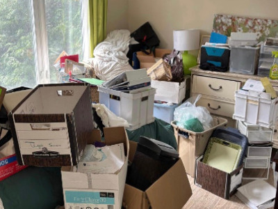 As soon as each item is lying in front of me, I start to sort them. I always have a look, what to keep, what to trash, what to donate, what to relocate and repair.<br><br>
